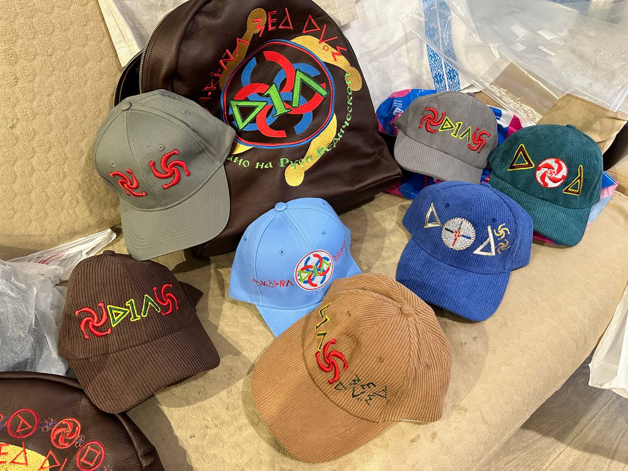 Хлопковые кепочки - бейсболки и рюкзаки из натуральной кожи доступны к заказу 🧢🎒