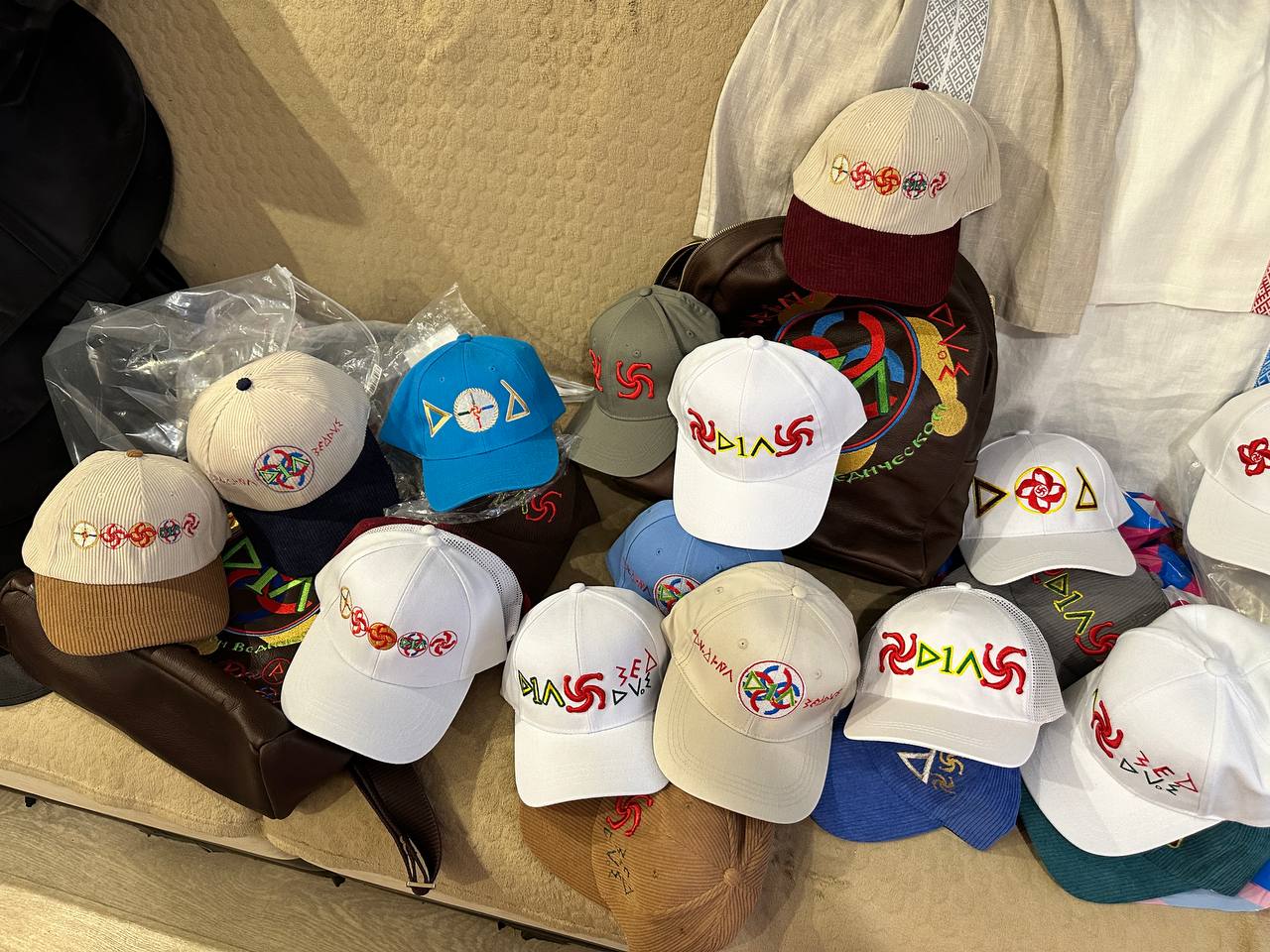 Хлопковые кепочки - бейсболки и рюкзаки из натуральной кожи доступны к заказу 🧢🎒